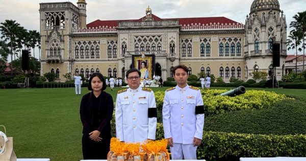 นายธนศักดิ์ มังกโรทัย ที่ปรึกษาการพัฒนาระบบราชการ ผู้แทนเลขาธิการ ก.พ.ร. ร่วมพิธีบำเพ็ญกุศลสัตตมวาร (ครบ 7 วัน) เพื่ออุทิศถวายพระราชกุศลแด่สมเด็จพระนางเจ้าสิริกิติ์ พระบรมราชินีนาถ พระบรมราชชนนีพันปีหลวง