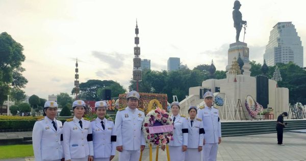ที่ปรึกษาการพัฒนาระบบราชการ พร้อมด้วยข้าราชการสำนักงาน ก.พ.ร. ร่วมวางพวงมาลาถวายบังคมพระบรมราชานุสรณ์ พระบาทสมเด็จพระมงกุฎเกล้าเจ้าอยู่หัว เนื่องในสวันคล้ายวันสวรรคตครบ 100 ปี